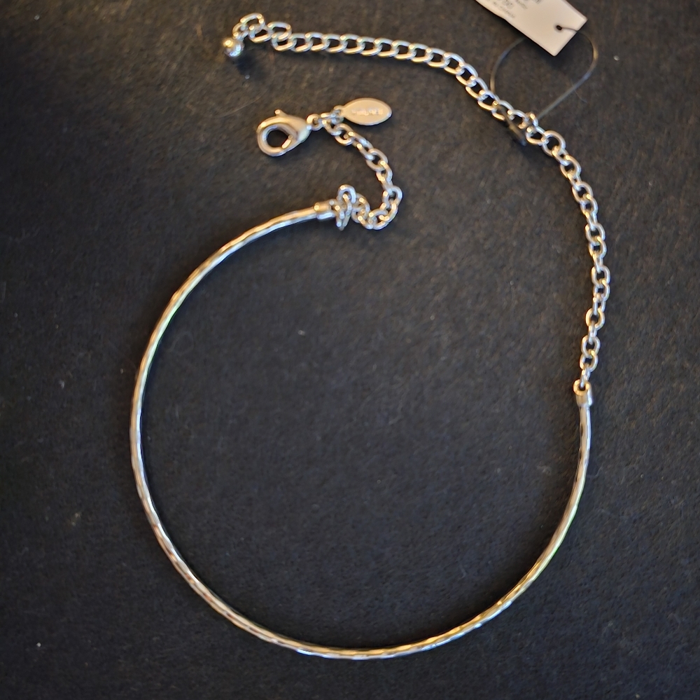 Beautiful silver minimalistic thin bank necklace with subtle cut detail